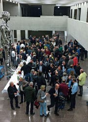 Der Apéro im Anschluss an den PV-Informationsanlass bot Gelegenheit, mit Firmenvertretern ins Gespräch zu kommen. (Bild: pd)