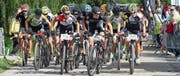 Die U19 und die lizenzierten Fahrer beim Start zum Rennen über 28,28 km und 1008 m Höhenunterschied. (Bilder: Ulrike Huber)