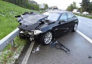 Bei den Unfällen entstand Sachschaden in der Höhe von mehreren zehntausend Franken. (Bild: Kapo SG)