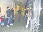 Rapanova im Ghetto: Haris Hasanbegovi? (ganz rechts mit weisser Hose) mit Crew und Freunden am Bahnhof St. Margrethen. (Bild: bär)