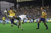Jefferson kämpft vergebens um den Ball, und am Ende bejubeln die Grasshoppers mit ihrem Trainer Hans-Peter «Bidu» Zaugg den Meistertitel. (Bild: Keystone)