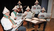 Das Pensionisten-Kabarett hat den «Rheintaler» ausführlich studiert und kann einiges aus dem Dorf und der Region berichten. (Bild: Susi Miara)
