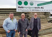 Links der neue Inhaber Paul Scheiwiller, flankiert von Hanspeter und Heinz Leuenberger (rechts). (Bild: PD)