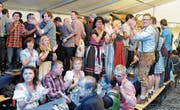 Ganz Rüthi «uf dä Bängg»: Bombenstimmung an der Nacht in Tracht der Musikgesellschaft. (Bild: Max Tinner)