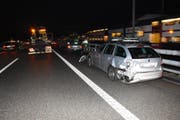 Beim ersten Unfall wurden zwei Autos total beschädigt. (Bild: Kapo)