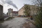 Der Bachdurchlass im Industriegebiet (rechts) ist mit 80 Zentimetern Durchmesser ein Engpass für den Arnegger Bach. (Bild: Ralph Ribi)