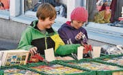 Gegen Mittag zeigte sich die Sonne und verwandelte den Tag in einen herbstlichen Festtag für Berneck: Bei schönstem Wetter genossen zahlreiche Besucher das reichhaltige Angebot am Jahrmarkt – nicht nur die Kleinen, auch die Grossen hatten ihren Spass. (Bilder: Remo Zollinger)