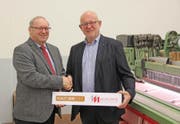 Hans Hauser (links) und André Meyer besiegeln die Übernahme. (Bild: PD)