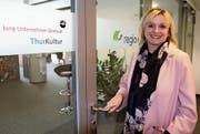 Anne Rombach-Jung auf dem Weg ins Büro. Die Geschäftsstelle der Regio Wil im Rail Center Wil beherbergt auch die Geschäftsstelle von Thurkultur und eine Niederlassung des Jung-Unternehmer-Zentrums. (Bild: Hans Suter)
