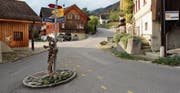 Nach dem Mäuerchen rechts befindet sich der (mit zwei grossen Steinen belegte) kleine Platz, auf dem sich heute ein Auto abstellen liesse. (Bild: Gert Bruderer)