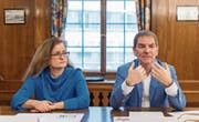 Die SP-Stadtratsmitglieder Maria Pappa und Peter Jans erläutern die Haltung der Stadt zur Mobilitäts-Initiative. (Bild: Urs Bucher)