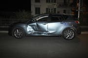 Der verletzte Autofahrer musste mit dem Rettungswagen ins Spital gebracht werden. (Bild: Kapo SG)