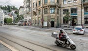 Die AB-Haltestelle Spisertor mit dem heutigen Perron (links der Bildmitte). Rechts davon sind die Parkplätze, die aufgehoben werden sollen. (Bild: Hanspeter Schiess)