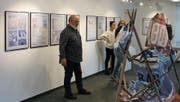 Die letzten Vorbereitungen in der Galerie zur alten Bank vor der Vernissage am Samstag. (Bild: Jonas Manser)