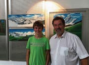 Der 18-jährige Künstler Rolf Rutz mit Bankleiter Ernst Zwingli. (Bild: PD)
