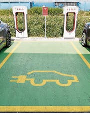 Elektrofahrzeuge bezahlen künftig höhere Strassensteuer. (Bild: APZ)