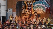 Acht Guggenmusigen brachten am Samstagabend die Stimmung zum Kochen. Dahinter das sensationelle Bühnenbild, das von Vanessa Lewis stammt. (Bilder: Beat Lanzendorfer)