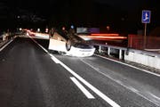 Das Auto rutschte nach dem Überschlag rund 80 Meter auf der Fahrbahn weiter. (Bild: Kapo GR)