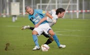 Winkelns Florian Eberle (rechts) kämpft im Spiel gegen St. Margrethen um den Ball. Trotz dreier Tore der St. Galler reichte es vor zwei Wochen nur zu einem Remis. (Bild: Ralph Ribi)