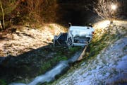 Das Auto erlitt beim Unfall einen Totalschaden. (Bild: Kapo SG)