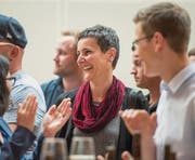 Applaus für die neue Stadträtin Helen Alder Frey beim Wahlapéro im Fürstenlandsaal. (Bild: Benjamin Manser)