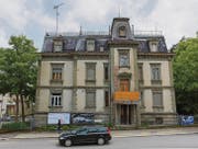 Die Vorderseite der Villa Wiesental mit dem abgestützten Balkon und Schadstellen im Fassadenverputz. (Bild: Daniel Dorrer)