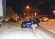 Beim Rechtsabbiegen des Autos kam es zu einer Kollision zwischen dem Auto und dem E-Bike. (Bild: Kapo SG)
