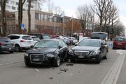 An beiden Autos entstand Totalschaden und sie mussten abgeschleppt werden. (Bild: Stapo SG)