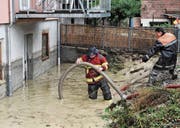 Wasserabpumpen an der Ringgasse im Herbst 2017: Die Einsätze während der Unwetter der letzten Jahre haben die Altstätter Feuerwehrkasse überstrapaziert. (Bild: Max Tinner)