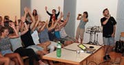 «Willkomme im OZ Necker» rappen Greis und die Schülerinnen und Schüler am Schluss gemeinsam. (Bilder: Cecilia Hess-Lombriser)