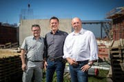 Die Bauarbeiten für das Rechenzentrum Ostschweiz sind in vollem Gange. Marco Bacchi, Architekt bei Domenig Architekten, Christoph Baumgärtner, Projektleiter Rechenzentrum Ostschweiz und Leiter Geschäftskunden Services SAKnet der Bauherrin St.Gallisch-Appenzellische Kraftwerke AG, sowie Ladislav Hes, CEO der Generalplanerin Datasign GmbH, sorgen für einen reibungslosen Ablauf. (Bild: Benjamin Manser)