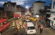 Viele Sicherheitsleute und Zuschauer am Freitagabend an der Grossübung bei der Maitlisek Gossau. (Bild: Michel Canonica)