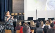 Evelyn Karlen (links) zeigt den Schülern der Oberstufe Sproochbrugg mit Filmen «ihr» Ägypten. (Bild: lsf.)