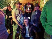 Die drittplatzierte Gruppenmaske Indiana Jones mit der erstrangierten Einzelmaske Buschmensch. (Bild: Christiana Sutter)