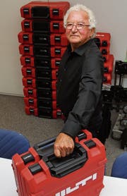 Roland Frei mit dem Hilti-Koffer der neusten Generation. Jetzt können auch zwei bequem zusammen getragen werden. (Bild: Gert Bruderer)