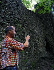 Erinnerungen an jeden Stein: Gemeindepräsident Hans-Peter Eisenring in der Ruine Ramschwag. (Bild: Benno Gämperle)