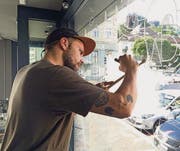 Dominik Rüegg beim Bemalen des Kulturbüro-Schaufensters. (Bild: pd)