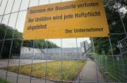Warten auf den Wiederaufbau: Die Arbeiten für die neue Riethüsli-Turnhalle beginnen voraussichtlich im März 2012. (Bild: Ralph Ribi)