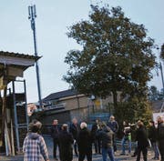 Einwohner informieren sich beim Bahnhof über den geplanten grösseren Funkmast. (Bild: Steven Giger)