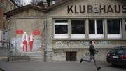Das über 120jährige Spanische Klubhaus ist in einem schlechten Zustand: Die Fassade bröckelt, der Sockelbau aus Sandstein zerfällt und das Dacht rinnt – unter anderem. (Bild: Ralph Ribi)