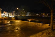 Viel Wasser fliesst bei der Postbrücke in Wattwil. (Bild: Helen Lusti)