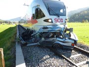 Das Auto wurde über 150 Meter vom Zug mitgeschleift. (Bild: Kapo SG)