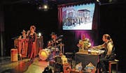 Sabina Deutsch (links, stehend) und ihre «Desperados» im Kabinett des verschiedenen «Westernhelden» Turi Winter am Samstag im Chössi-Theater. (Bild: Michael Hug)