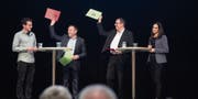 Auf dem Podium: «Tagblatt»-Redaktor Sebastian Schneider, die Kandidaten Daniel Lehmann und Wolfgang Giella, «Tagblatt»-Redaktorin Noemi Heule (von links). (Bilder: Urs Bucher)