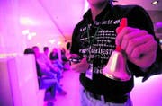 Das Bimmeln der Glocke kündigt den Partnerwechsel an: Nach 250 Sekunden ist für ein Flirt-Pärchen jeweils Schluss. (Bild: Sam Thomas)