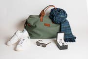 Tasche Scotch&Soda 349.90, Sneakers Stan Smith Adidas 129.90, Uhr Arvigoo Timeless 129.90 (Bild: Mareycke Frehner)