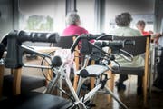 Die Rollatoren kommen bei diesen Temperaturen nicht zum Einsatz. Lieber bleiben die Bewohner der hiesigen Altersheime, wie hier in Eggersriet, an der Wärme. (Bild: Ralph Ribi)