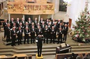Unter der Leitung von Hanspeter Bischof sang der Männerchor St. Margrethen ein stimmungsvolles Weihnachtskonzert. (Bild: Max Pflüger)