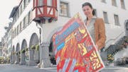 Fleissige Kunstförderin: Mirjam Hadorn veranstaltet zusammen mit ihrem Mann Martin Fricker die zweiten Kunst-Tage Lichtensteig in der Kalberhalle. Hier mit dem Bild «Epifunnies» (einer ironischen Kunst-Anspielung auf den Begriff der Epiphanie, der plötzlichen Erscheinung einer Gottheit) des amerikanischen Künstlers Mark Staff Brandl. (Bild: Hansruedi Kugler)