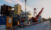 Dieses Bild bringt nicht nur den Kran besser zur Geltung, sondern zeigt auch, wo sich die Baustelle befindet. (Bild: Gert Bruderer)